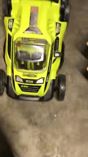 Ryobi: How to take the Cover of a 40V Ryobi Lawn mower.
