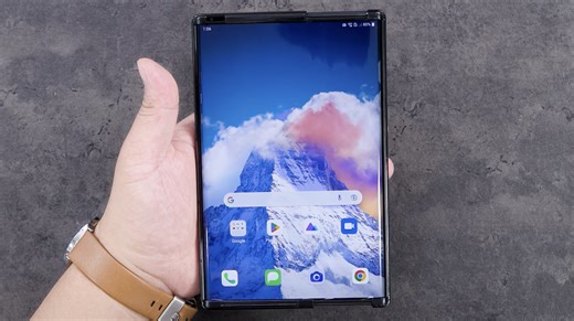 LG rollable prototype gets full-length hands-on video