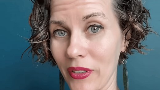 Woman with multiple personalities explains what 'switching' feels like