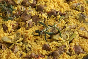 Arroz de presa ibérica y alcachofas. Receta para un domingo en familia
