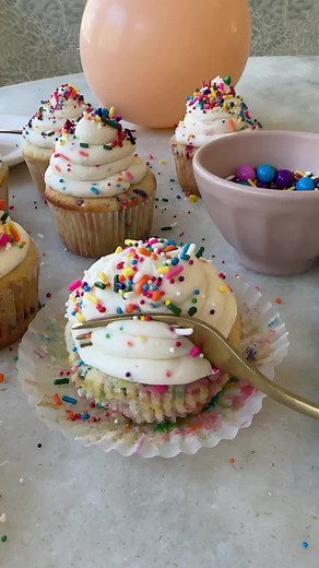 Delicious Vanilla Confetti Cupcakes Recipe