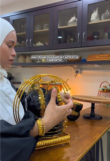 Mommy jumpa set cawan ni terus jatuh hati sebab lengkap 19-keping ada cawan, piring, sudu & rak semua sekali. Tak perlu fikir nak mix & match, susun terus nampak kemas dan classy. Cawan 200ml, seramik food-grade, tahan panas lebih lama design European style dengan sentuhan emas yang nampak wow. Untuk buat minum petang, atau nak jadikan hadiah pun memang sesuai. #mommyah #fyp #deco #kitchen