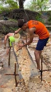 Simple manual gold prospecting in a river using traditional methods. ⛏️🏞️ #GoldProspecting #ManualGold #RiverGold #GoldPanning #TraditionalMining | Delpa Gold Hunter