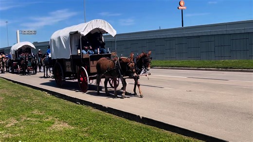 The trail riders are making the way into Tomball now. #tomballpdcommunityrelations #tomballpolicedepartment #tomballpd | Tomball Police Department