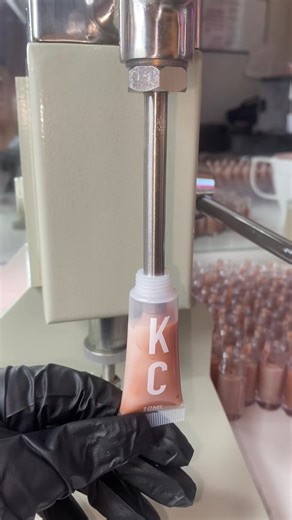 937K views · 3.9K reactions | Heres how I minimize waste  Caramel Macchiato is currently IN STOCK! Link in bio 殺 #lipglossfilling #lipglossmachine #flavoredlipgloss | Kikiz Cosmeticz | Facebook