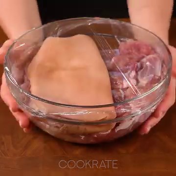 Vous serez ravis de cette recette de jambon maison ! Ça vaut la peine d'essayer Ingredientes: jarret de porc: 1 pc sel nitrité: 11 g flocons de piments: 10 g noix de muscade: 3 g ail en granulé: 7 g eau: 3 l eau: 3 l LAISSER: 20 MIN | Cookrate - France