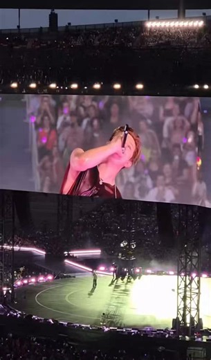 Suprise Song hari ini di Paris “We are Bulletproof : the Eternal”. Semua tampak emosional baik BTS ataupun ARMY. Banyak bgt army yg nangis malam ini sepanjang lagu di putar dari awal sampai akhir 🥺😭Kalo flashback ke belakang, lagu ini rilis di 2020 sebagai part of album MAP OF THE SOUL : 7. Makna tiap lirik di lagu ini tuh deep bgt, lagu yg sampai kapanpun gak akan pernah bisa di cover siapapun. Karna isinya ttg perjalanan 7 member melalui masa lalu yg berat, sampai akhirnya mereka ketemu army