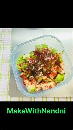 Guava ka chat aur juice – ek bite, full refresh! 😍🍹 #FruitChaat #JuicyVibes #SummerSpecial