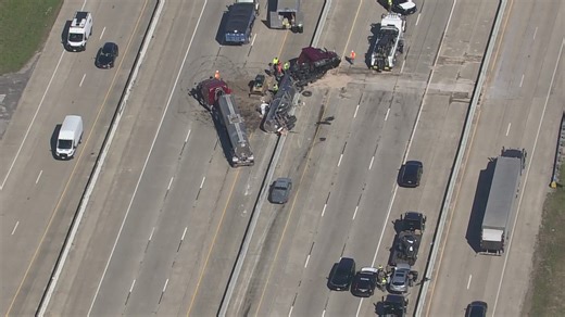 Fatal 10-vehicle crash shuts down I-10 near Anahuac