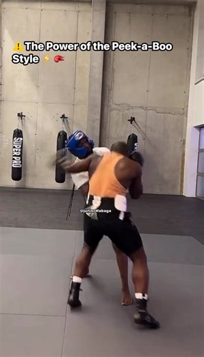 The Peek-a-Boo style, made legendary by Mike Tyson under the guidance of Cus D’Amato, is a truly dangerous weapon. 🔥When a boxer drops low on his legs, he becomes unpredictable:👉🏾 either your body takes the shot,👉🏾 or your head pays the price.⚠️ Against the Peek-a-Boo, caution and awareness are your best allies.#PeekabooStyle #CusDAmato #IronMikeTyson #BoxingIQ #JuniorWabaga #boxingtraining #boxingworkout #fighter | Junior Wabaga