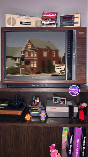 Today in the ‘80s… . “Too Close For Comfort” aired on ABC from November 11, 1980 to May 5, 1983, and on syndication through February 7, 1987 📺 . . . #TooCloseForComfort #80sTV #8#80sGenX #o#onthisday