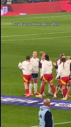 Lucy Bronze with former Barca Pals