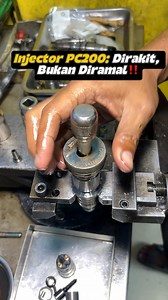 Cara merakit injector Common Rail Komatsu PC200 biar nggak bikin pelanggan makin KENCENG NAWAR.🤣🧑‍🔧⚙️ #injector #CommonRail #commonraildiesel #Kalibrasi #humormekanik | Abadi Diesel