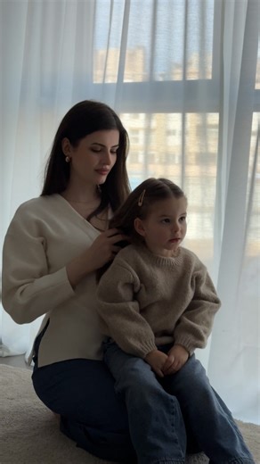 Geany on Instagram: "La gente dice “estándares altos”… pero muchas veces no son altos: son lo mínimo. Respeto. Coherencia. Cuidado. Amor sin juegos. Eso es lo que quiero que mi hija vea y normalice. ¿Crees que una hija acaba buscando un amor parecido al que vio en casa?"