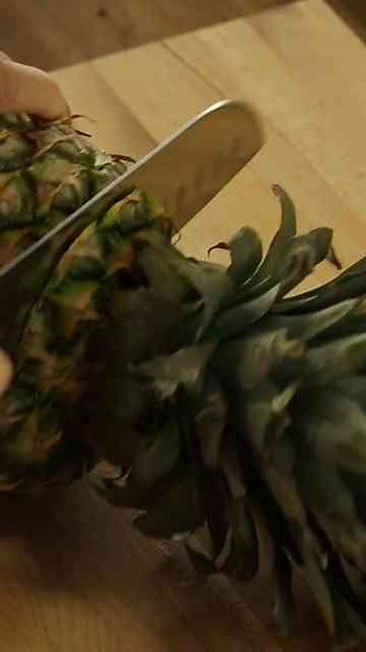 Pineapple Flowers - EASY way to garnish Summer Cakes