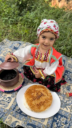 ‎پانیذ شف‎ on Instagram‎: "گمج کباب یکی از لذیذترین و اعیونی ترین غذاهای گیلانه که به روش های مختلفی درست میشه که ما از بهنام رستمی یاد گرفتیم. @panizasadi_cook اینارو میخوایم: گوشت گوساله ۵۰۰ گرم گردو ۱۵۰ گرم پیاز یک عدد چوچاق و جعفری (از نعنا هم میشه استفاده کرد) سیر ۱ حبه رب انار ۱ قاشق آب انار یک لیوان اب سرد ۱ لیوان نمک فلفل سیاه زرد چوبه دفعه اول بود درست میکردیم ،واقعا خوشمزه و لذیذ بود. جاتون خالی #گمج_کباب #گمج_کباب_گیلانی #پانیذشف #رنگوببین"‎