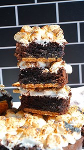 Bring the flavors of summer inside. ⛺🔥 🍫 These s’mores brownies are gooey, crowd-pleasing, and almost too easy to make. Save the recipe and treat your guests (or yourself!). | Harris Teeter