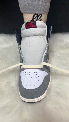 Have you ever tried any of our different lacing methods? 💅 Sneaker: — Air Jordan 1 Retro High OG ‘Washed Black’ Colorway: — BLACK/FIRE RED/LIGHT SMOKE GREY/SAIL Lace-swap: — Sail flat shoelaces in 71” Lacing Technique: — weave pattern lacing . . . . . #loopedlaces #getloopedin #laceswap