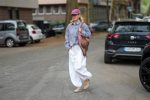 Stradivarius reinventa los pantalones más famosos de los 2000 y los lanza esta primavera con el estampado más fácil de llevar