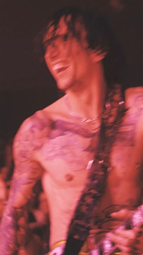 Norwich! Home turf gig and friend of the band Dans Taxis on shoulder duty! | The Darkness