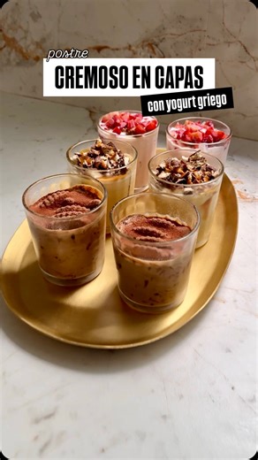 TODO PUEDE SER CREMOSO Todo puede ser cremoso cuando empiezas con una buena base 💛 Preparé un Postre Cremoso en Capas usando el Yogurt Griego de @gloria_peru y más fácil, imposible.… No lleva horno. No lleva queso crema. No necesitas azúcar. Es de esos postres que haces en minutos y te salvan toda la semana 👌🏼 Lo puedes preparar en el mismo envase del yogurt o en vasitos individuales para algo más especial. Te enseño 3 versiones para que veas lo versátil que es esta base cremosa: 🍫 Café gall