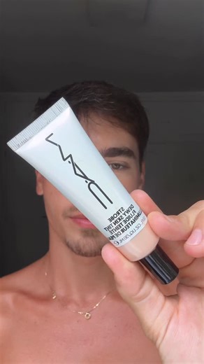 Leopoldo Barreto on Instagram: "menos cobertura, menos produtos e muita naturalidade… eu amo! e vcs? produtos: strobe skin tint @maccosmeticsbrasil radiant cream concealer @narsissist contorno toffee @mascavo afterglow blush @narsissist loose powder natural beige @chanel.beauty cool spice lip liner @maccosmeticsbrasil black honey @cliniquebrasil - - #boymakeup #tutorial #naturalmakeup #bronzed #maquiagemnatural"