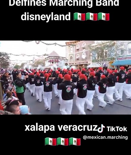 Delfines Marching Band en el Desfile de las Rosas 2024