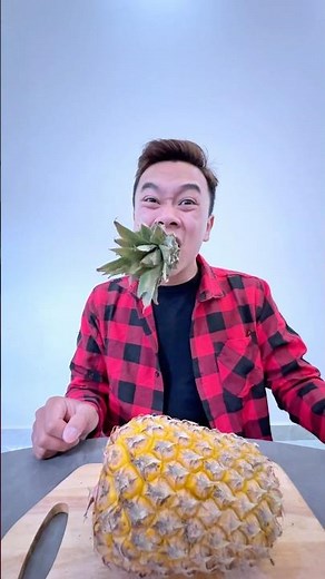How to eat pineapple right🍍😂 パイナップルの正しい食べ方🍍😂