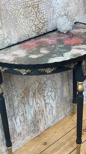 A very damaged piece saved again! The half-moon table underwent a remarkable transformation, becoming a true showstopper with the use of the new Posh Chalk Deluxe Decoupage paper, Basket of Roses, and the choice of WoodUbend mouldings. With a brush of Posh Chalk Pigment Gold, the WoodUbend mouldings came to life, infusing the table with elegance. Products used: WoodUbend Applique WUB6076 WoodUbend Applique WUB348 #poshchalk #poshchalkdecoupage #woodubend #woodubendmouldings #woodubendtrim #table