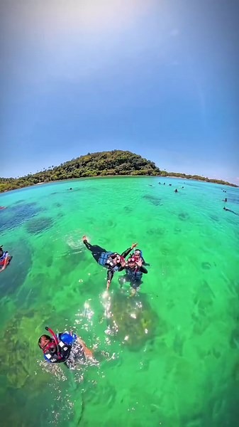 น้ำวันนี้อาจไม่ใส… แต่ความสุขชัดทุกคน 💙 มาเที่ยวทะเล ไม่ได้มีแค่วิว แต่มันคือความรู้สึกดี ๆ ระหว่างวัน 🌊 #สีฟ้าทัวร์ #เกาะทะลุ #ดำน้ำ #เที่ยวทะเล #ประจวบคีรีขันธ์