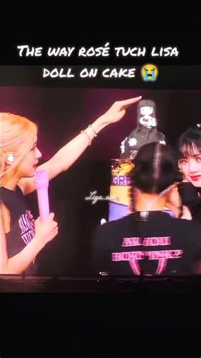 Rosé tuch lisa so carefully ✨😭