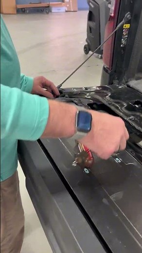 Silverado Tailgate Diagnostic 🛻 #service #technician #chevrolet #chevy #truck
