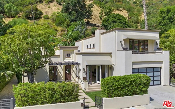 在加州比佛利山庄的一座现代地中海风格别墅|1607 N Beverly Dr Beverly Hills, CA 90210