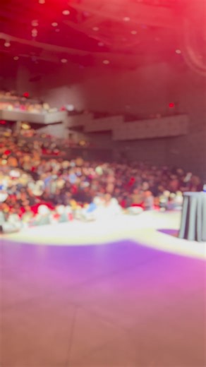 Alex Reyes on Instagram: "Russell at the Yaamava Casino Theater, one of the biggest casinos I’ve ever seen 🤩 @russellpeters"