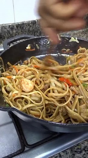 Tallarines al Mejor Estilo Oriental con Cerdo, Camarones y Vegetales