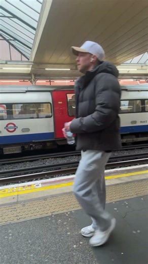 Metropolitan Line train London 🇬🇧