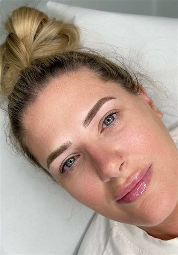 ✨ Combination Brows ✨ Not too natural. Not too bold. Just the perfect balance. For this beautiful client, we created a soft makeup effect with shading, but kept natural hair strokes at the front to avoid that heavy, blocky look. Every face needs a different design. Every brow needs the right measurements. And every client deserves brows that lift the eyes — not drag them down. Color used: Foxy brows & Dark blonde 🤎 (Yes, it will soften and fade up to 40–50% during healing.) This is not just pig