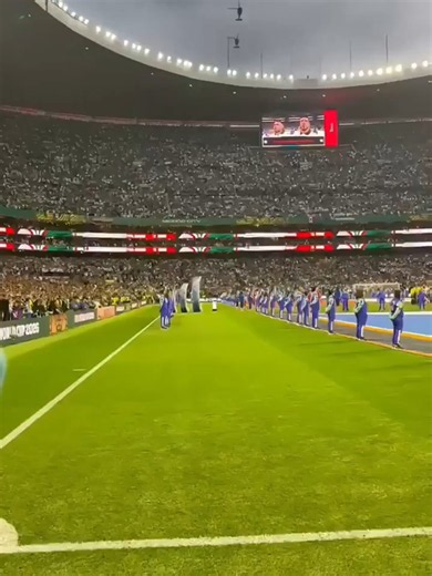 Pilotos y aeronaves de la Fuerza Aérea Mexicana sobrevuelan el Estadio Ciudad de México
