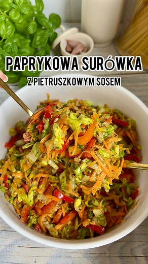 PAPRYKOWA SURÓWKA Z PIETRUSZKOWYM SOSEM - to jest prawdziwa petarda! Bogata w witaminę C i żelazo, pyszna i prosta - sprawdzi się idealnie jako dodatek do grilla czy obiadu! Do jej przygotowania potrzebujemy: ✔️2 sałaty rzymskie ✔️2 duże papryki ✔️1 duża lub 2 małe marchewki ✔️4-5 łyżek ziaren słonecznika ✔️sos: ok. 80g natki pietruszki, 3-4 ząbki czosnku, sok z połowy cytryny, sól i chilli do smaku, 50 ml wody ➡️sałatę i paprykę drobno kroimy, marchew ścieramy na grubych oczkach, słonecznik pra