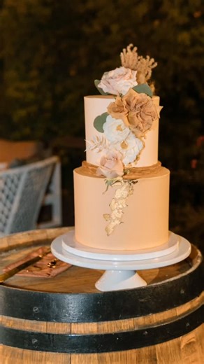 Pretty fall wedding cake, special request. #weddingcakes #sonomacountyevents #weddingplanner #fallwedding | Mapi's Cakes
