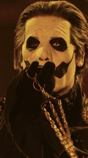 GHOST BRAZIL on Instagram: "Hohoho, dezembro chegou! 🐐🎄 O desafio tá lançado! O momento de família reunida para a ceia é perfeito para mostrar o quanto você é fã de Ghost! Lance essa pedrada! 🙏🏼 Sigam @ghost.brazil para mais! #thebandghost #skeleta #tobiasforge #papavperpetua"