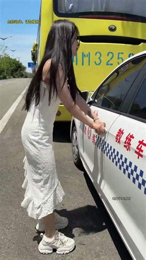 The car was stuck, but the woman got it out with one move. Who says female drivers aren't skilled?