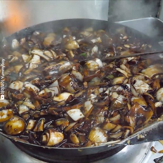 Korean noodles with black bean sauce are so popular for home delivery as pizza in America! Credit: 야미보이 Yummyboy - youtube.com/channel/UCiiV8stcewhoCNyiErr7GtA | Taste Life