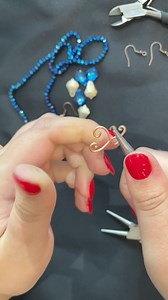 These heart earrings can be made by anyone, even without any experience! In this wire wrapping tutorial, I’ll show you step-by-step how to create these beautiful heart earrings, making it perfect for beginners. Along the way, you’ll pick up some helpful tips and tricks to handle your wire more easily. If you’re new to jewelry making or looking for a simple beginner tutorial, this video is for you! I’ll guide you through each step, helping you to finish your very own DIY earrings. Once you get th