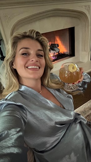 D A P H N E O Z on Instagram: "should we make a cocktail? yes?? ok good! SPICED ANEJO APPLE CIDER 🍎🍹recipe below! Spiced Simple Syrup 1/2 cup brown sugar 1/2 cup water 1 cinnamon stick 1 tsp ground cardamom or 1 tbsp pods Peel of half an orange 1 inch fresh ginger, peeled and sliced 1 tsp vanilla extract Add all ingredients to a small pot except for the vanilla and bring to a simmer. Cook 10 to 15 minutes to allow flavors to infuse then removed from the heat, add the vanilla and stir to combin