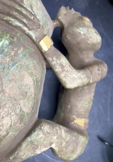 Massive jade skull unearthed in Tula Hidalgo—this astonishing artifact is inlaid with gold, revealing the craftsmanship and cosmic symbolism of a forgotten civilization. Could this be linked to the watchers or Anunnaki? Another piece in the puzzle of Mexico’s ancient alien legacy. Full story in our docu-series. #TulaHidalgo #JadeSkull #AncientAliens #Anunnaki #AlienCarvings #LostCivilizations #MesoamericanMystery #GoldInlay #Disclosure #ForbiddenHistory #AncientTechnology #AlienArtifacts