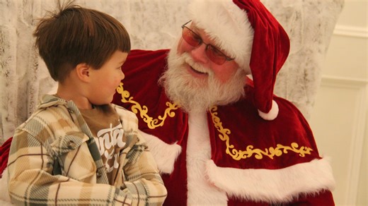 Want to see Santa? Here are the places near Des Moines to get a photo