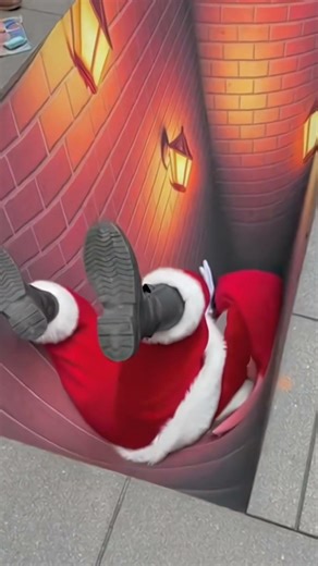 Someone prank with santa by 3d art😆🎅🏻