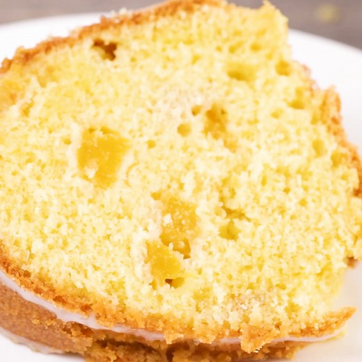 Classic, perfect pound cake, enhanced with sour cream to give it an incredible velvety moistness, loaded with a sumptuous helping of fresh summer peaches! https://www.gonnawantseconds.com/peach-pound-cake/ | Gonna Want Seconds