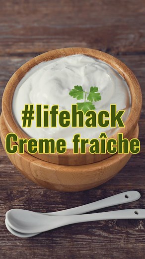 Natürlich kann man Creme fraîche auch kaufen. Aber wieviel cooler ist es, es selbst zu machen? Was meinst Du? Für mehr #lifehacks und einfache aber leckere Rezepte folge mir doch einfach. @_missys.kitchen_ 200 g Sahne mit 1 EL Buttermilch verrühren. Das ist alles! In ein Glas mit Schraubdeckel geben und für 24 Stunden außerhalb des Kühschranks stehen lassen. Danach in den Kühlschrank packen, wo sie nochmal fester wird. Nach spätestens 48 Stunden hast Du die Konsistenz von Creme fraîche, der Gesc